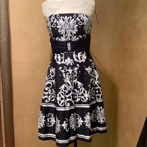 White House Black Market Dresses & Skirts - WHBM strapless dress